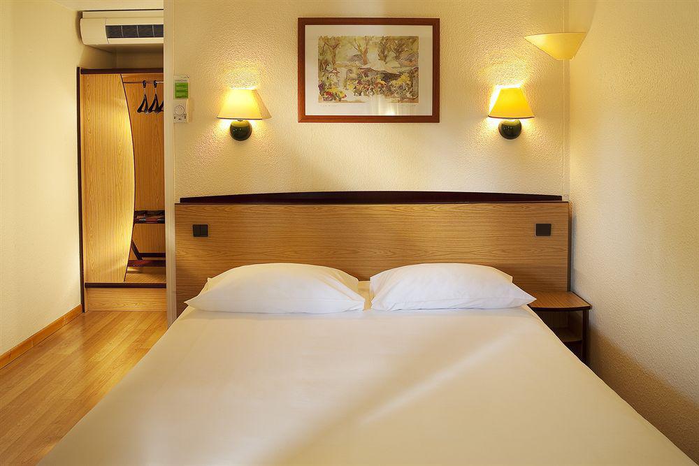 Campanile Hôtel Auch Zimmer foto