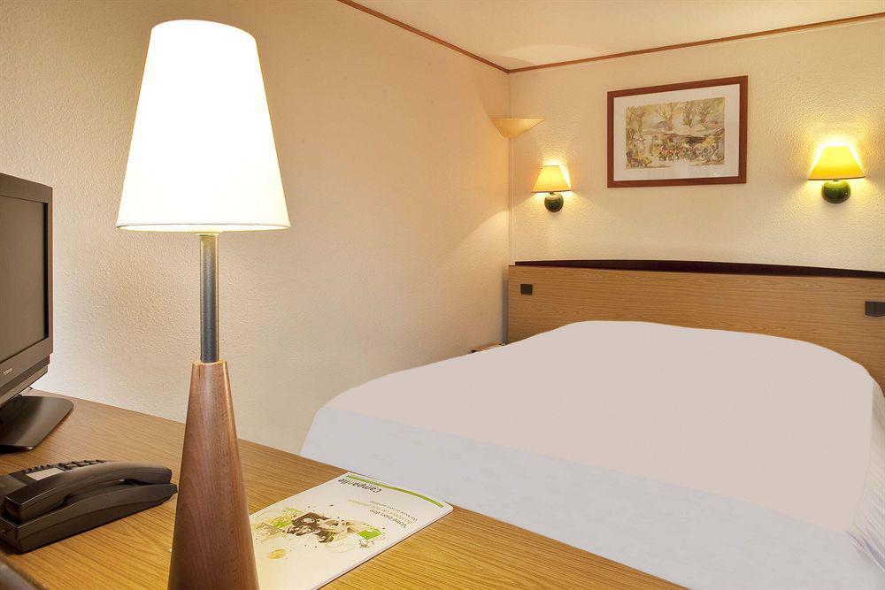 Campanile Hôtel Auch Zimmer foto